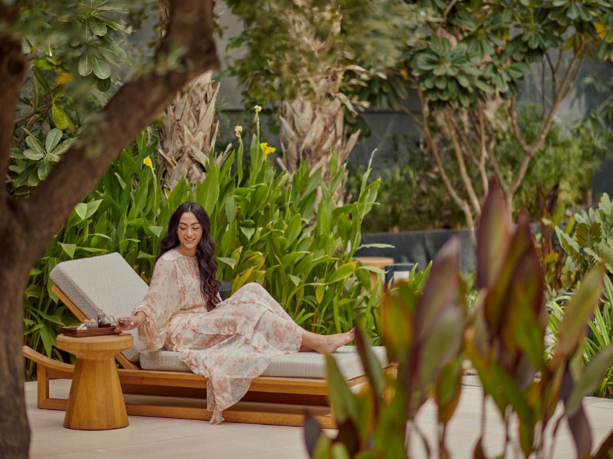 Hotel Grand Hyatt Kuwait Kuwait City Exteriér fotografie A guest at the pool