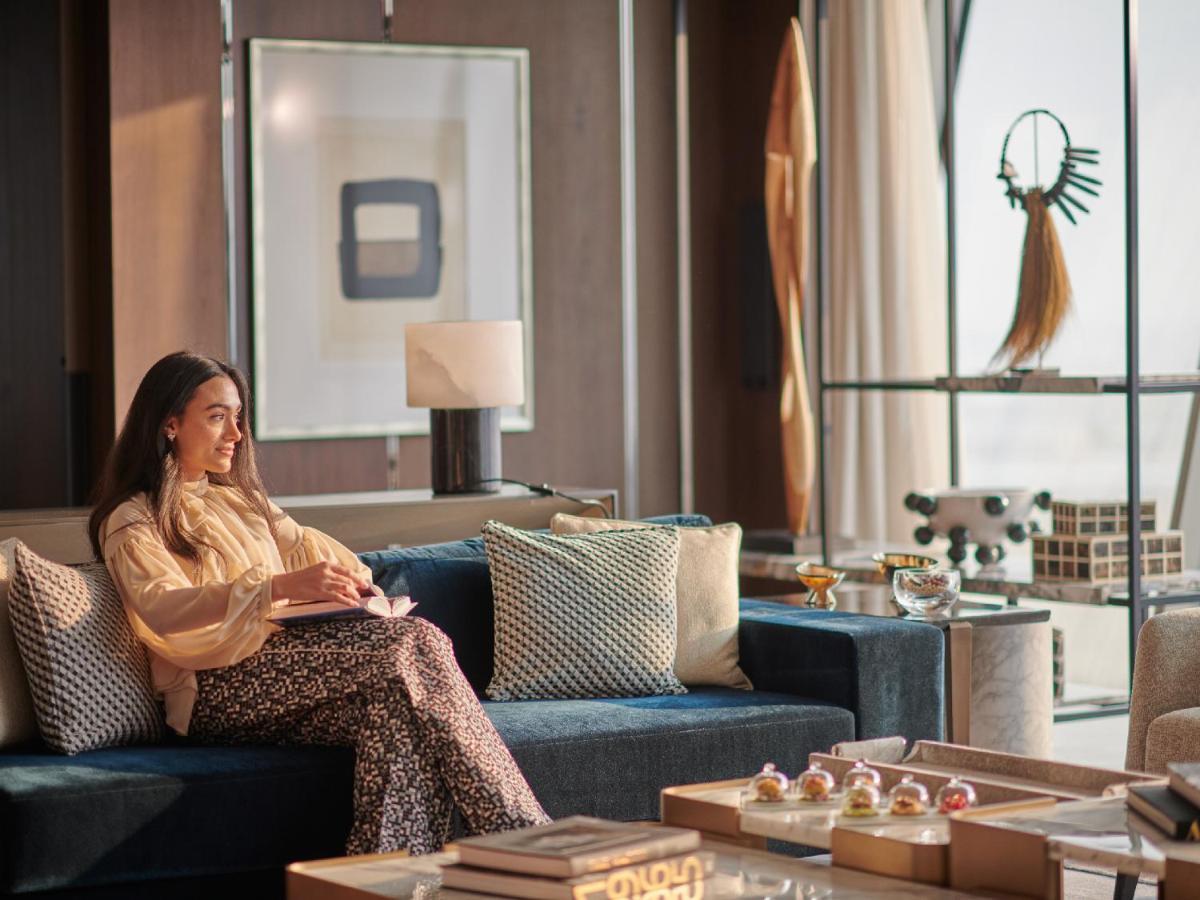 Hotel Grand Hyatt Kuwait Kuwait City Exteriér fotografie A woman sitting on a sofa