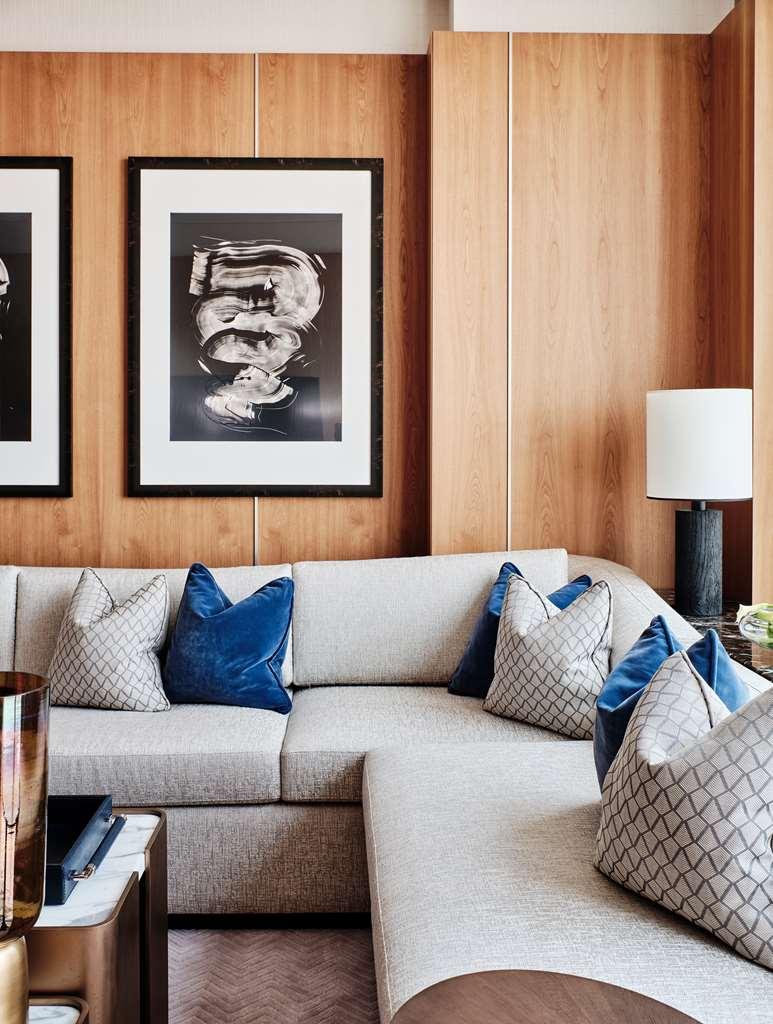 Hotel Grand Hyatt Kuwait Kuwait City Pokoj fotografie A sofa with cushions